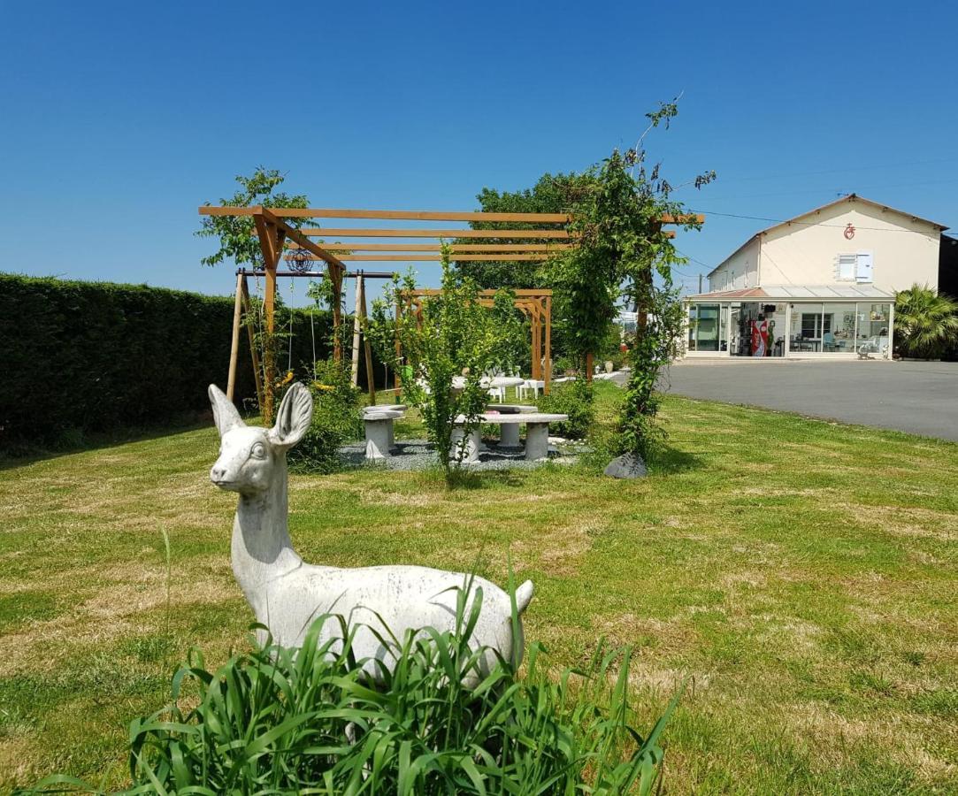 Bed and Breakfast Chez Val Et Fred 85 Les Essarts  Экстерьер фото
